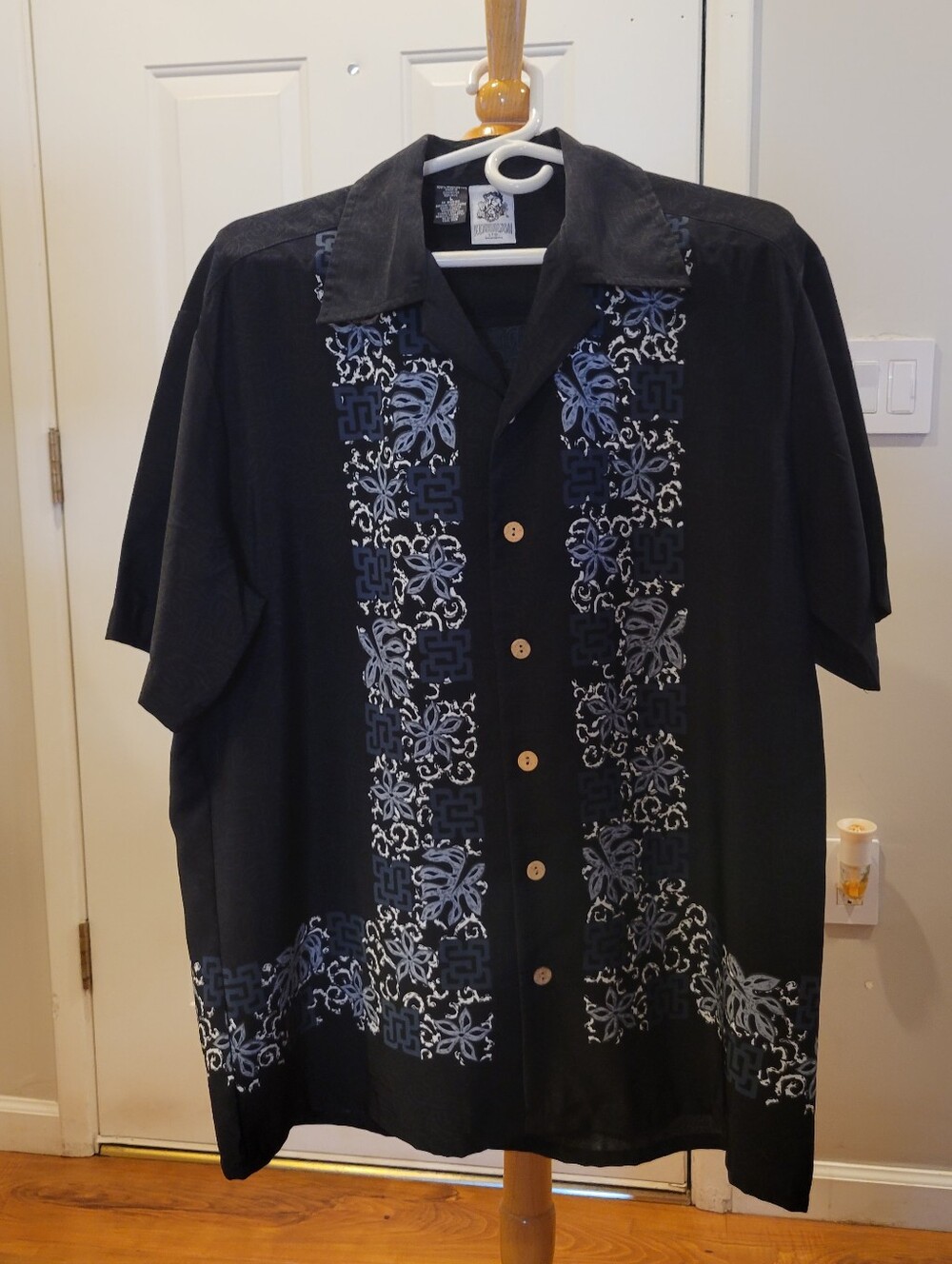 EUC~Men's Black Short-Sleeve Button-Up Shirt with Blue Pattern